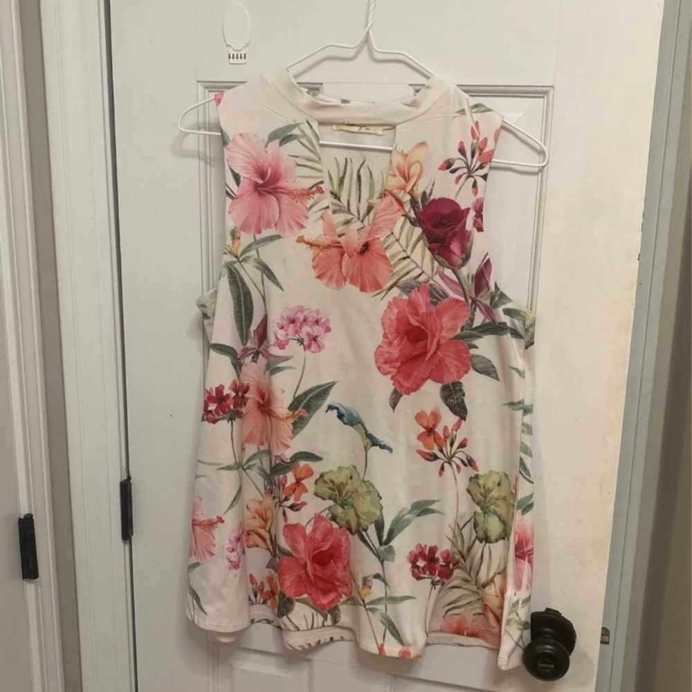Hibiscus top with keyhole detail